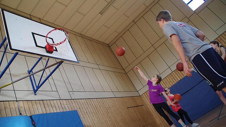 In der Halle der Turnerschaft spielten die Schüler der vierten Klassen Basketball. Foto: Marco Meißner