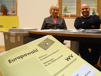 Die Wahlhelfer Lujza Schmögner und Jonas Geissler warten im Wahllokal in der Lucas-Cranach-Schule auf "Kundschaft". Foto: Corinna Igler