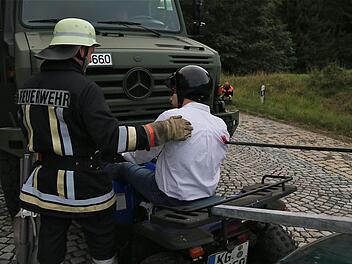 Drastische Szenarien waren bei der Unfallübung ausgewählt: Eine Eisenstange hat sich durch den Oberkörper des Quadfahrers gebohrt. Fotos: Schaar