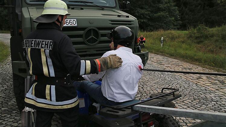 Drastische Szenarien waren bei der Unfallübung ausgewählt: Eine Eisenstange hat sich durch den Oberkörper des Quadfahrers gebohrt. Fotos: Schaar