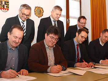 Die Bürgermeister (sitzend, von links) Ludwig Göhl (Stadelhofen), Udo Dauer (Weismain), Andreas Pöhner (Wonsees) und Martin Bernreuther (Thurnau) mit (stehend, von links) Reinhard Brandl und Friedrich Weinlein von der Telekom sowie Siegbert Reuther bei der Unterzeichnung der Kooperationsverträge. Foto: Stefan Lutter