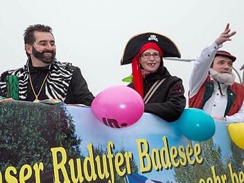 Auf dem Gemeindewagen befasste mman sich mit dem Rudufersee.  Fotos: Klaus Gagel