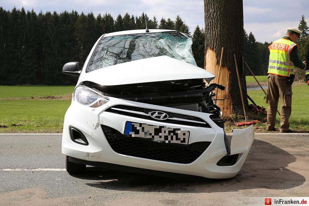 18-jähriger Autofahrer prall bei Konradsreuth gegen Baum