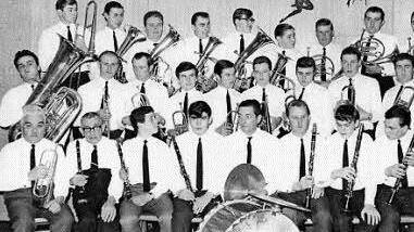 Die Musikkapelle Schönderling, wie sie 1966 zu ihrem 100-jährigen Jubiläumsfest bestanden hatte. Reinhold Wießner (obere Reihe, vierter von links) und Heinrich Schuhmann (mittlere Reihe, ganz rechts) waren auch schon dabei. Foto: Musikkapelle