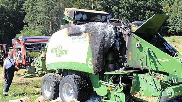 Das ausgebrannte Ballen-Press-Ger&auml;t auf dem Feld bei Oberwimmelbach  Fotos: Ekkehard Roepert