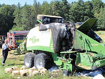 Das ausgebrannte Ballen-Press-Gerät auf dem Feld bei Oberwimmelbach  Fotos: Ekkehard Roepert