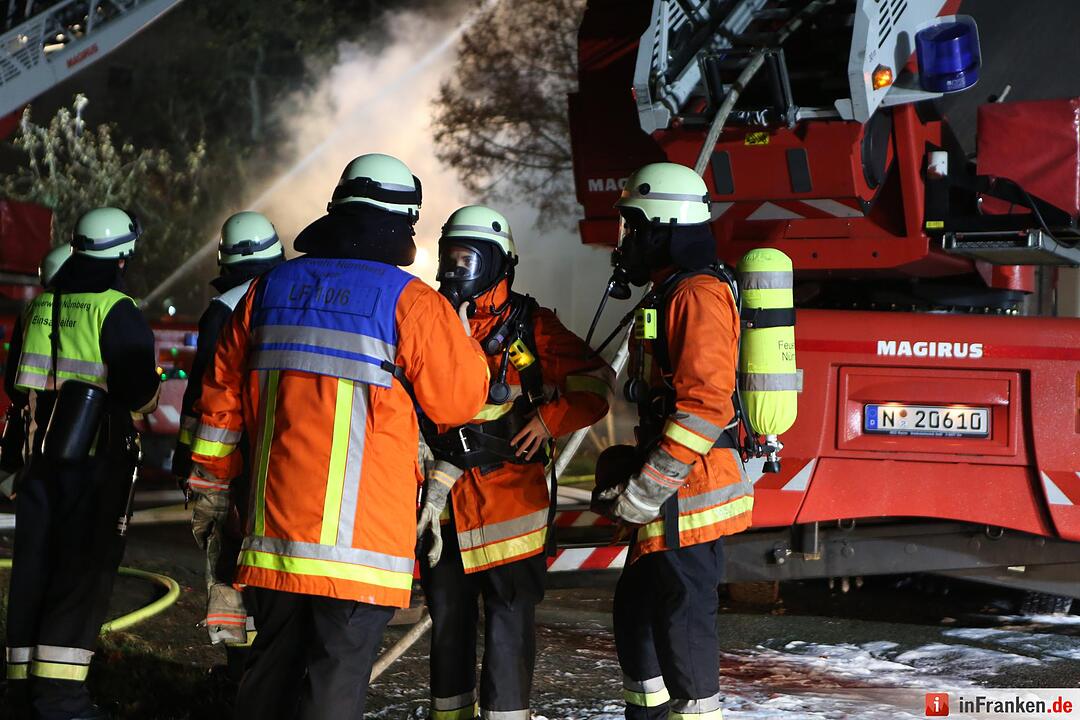 Wohnhaus in Vollbrand - Nürnberger Feuerwehr im Großeinsatz