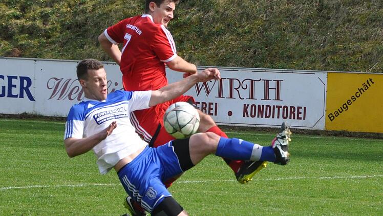 Packende Zweikämpfe prägten dieses Duell: Rene Cagirgöz (rot), der den 1:0-Führungstreffer für Gößweinstein erzielte, wird hier vom Wichsensteiner Joshua Ruckriegl ausgebremst.  Foto: Leo Hühnlein