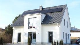 Das Lichthaus 152 kombiniert Größe mit Gemütlichkeit und schafft eine strahlende sowie lauschige Wohnatmosphäre.