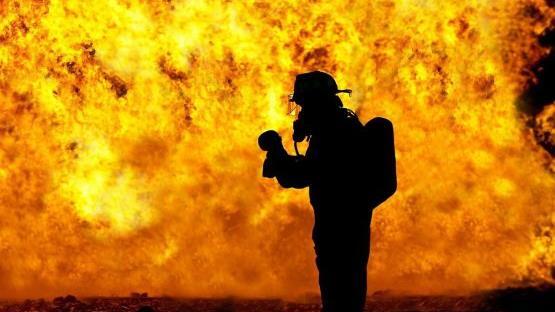 In den Morgenstunden des Montags (14. Mai 2018) hat es in Leipzig gebrannt. Der Dachstuhl der Mehrfamilienhauses stand in Flammen. Symbolbild:  pixabay.com / NeuPaddy