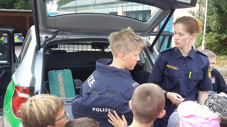 Dicht umlagert war Polizeihauptmeisterin Monika Konopka, als sie den Kindern das richtige Anlegen der Schutzausrüstung demonstrierte.Rolf Pralle