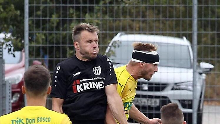 Die zahlreichen Kopfballduelle waren meist eine sichere Beute der Sander. Hier setzt sich Thorsten Schlereth (l.) gegen den Bamberger Nicolas Wunder durch, der schon in der Anfangsphase eine Platzwunde erlitten hatte und mit Turban bis zur 86. Minute durchhielt.