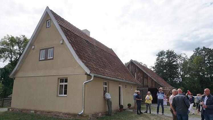 Die Eröffnung der ehemaligen Schäferei aus Hausen (Bad Kissingen) im Freilandmuseum in Fladungen stieß auf großes Interesse bei der Bevölkerung. Fotos: Marion Eckert