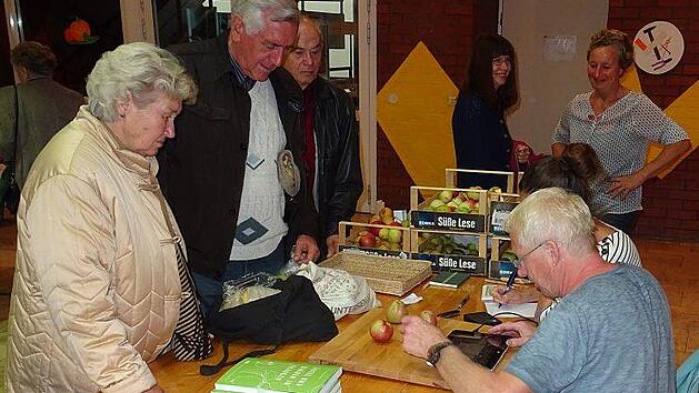 Zur Sortenbestimmung setzte Wolfgang Subal auch die Technik ein. Foto: Heinz Stammberger