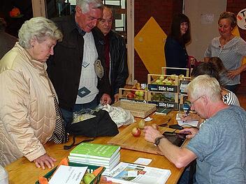 Zur Sortenbestimmung setzte Wolfgang Subal auch die Technik ein. Foto: Heinz Stammberger