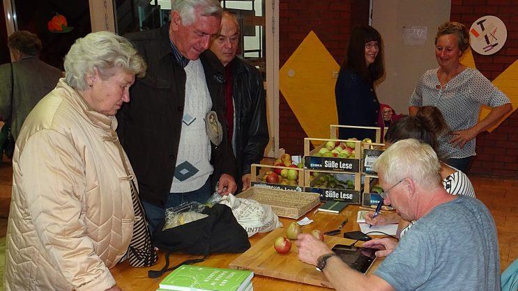Zur Sortenbestimmung setzte Wolfgang Subal auch die Technik ein. Foto: Heinz Stammberger