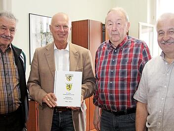 Karl-Heinz Schalk überreichte das Fotobuch an Robert Schmid. Mit dabei waren auch Rolf Weber (links) und Andreas Herbig (rechts).  Foto: sae