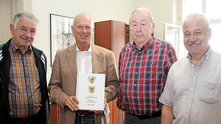 Karl-Heinz Schalk überreichte das Fotobuch an Robert Schmid. Mit dabei waren auch Rolf Weber (links) und Andreas Herbig (rechts).  Foto: sae