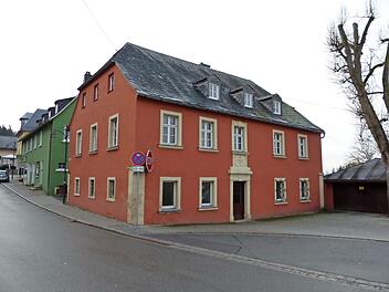 In dem Gebäude am Markplatz, in dem viele Jahre die Sparkassen-Geschäftsstelle Grafengehaig untergebracht war, soll nun ein Dorfgemeinschaftshaus entstehen. Foto: Klaus-Peter Wulf