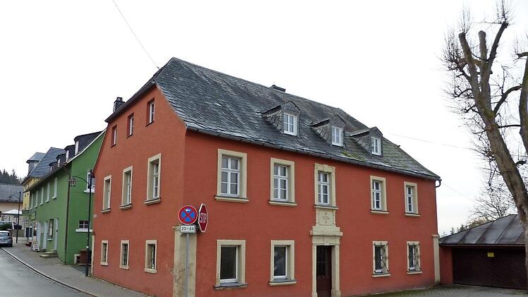In dem Gebäude am Markplatz, in dem viele Jahre die Sparkassen-Geschäftsstelle Grafengehaig untergebracht war, soll nun ein Dorfgemeinschaftshaus entstehen. Foto: Klaus-Peter Wulf