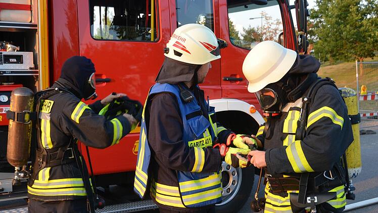 Insgesamt vier Atemschutztrupps gelang es, den Brand im Untergeschoss rasch zu löschen.Peter Rauch