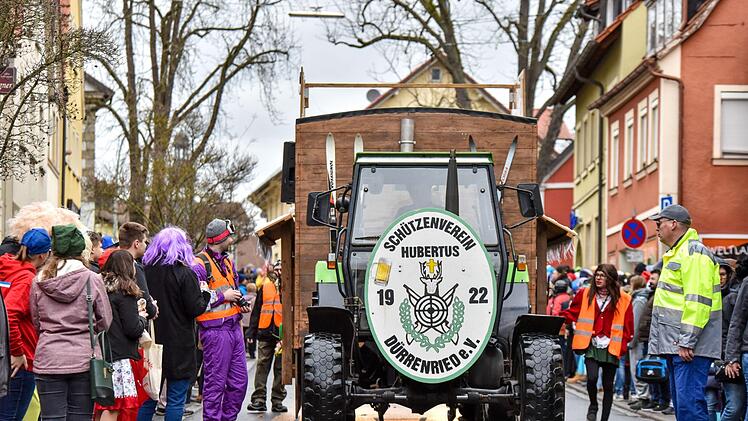 Der Eberner Gaudiwurm trotzte dem trüben Wetter und versprühte tolle Faschingsstimmung. Foto: Ryan Evans