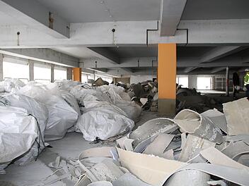 In sogenannten Big Pags wird unter anderem die Mineralwolle entsorgt, die im Kaufplatz Ende der 70er Jahre verbaut worden ist. Fotos: Alexander Hartmann