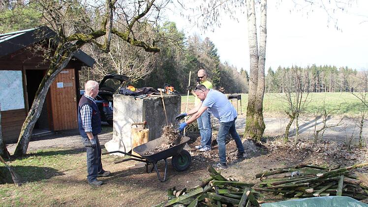 Hans Schönhärl (links), Bernd Pollach (hinten) und Frank Müller vom Thüringerwald-Verein machen "klar Schiff" auf der Senningshöhe.
