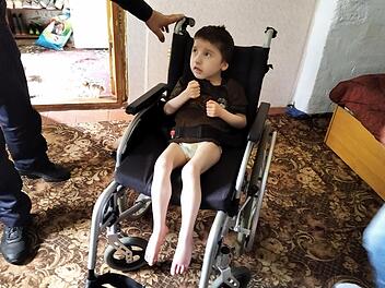 Der Junge heißt Artem Trunow. Er ist acht Jahre alt. Ehe er den Rollstuhl bekam, konnte er das Bett nicht verlassen.