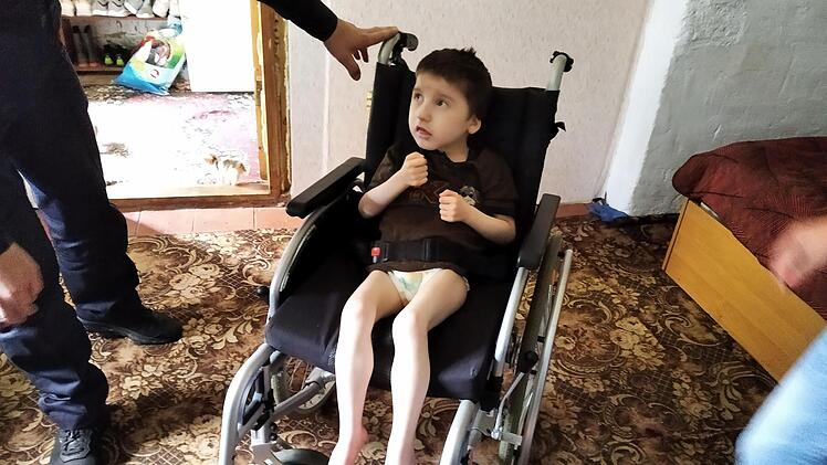 Der Junge heißt Artem Trunow. Er ist acht Jahre alt. Ehe er den Rollstuhl bekam, konnte er das Bett nicht verlassen.