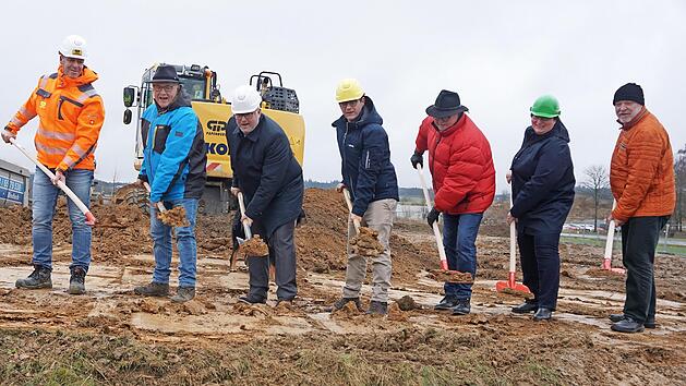 Symbolischer Spatenstich f&uuml;r den Schnellladepark im Gewerbegebiet &bdquo;Christophsb&uuml;hl&ldquo; mit (von links) Polier Roberto Dietel, Gemeinderat Hans Tischh&ouml;fer (FW), B&uuml;rgermeister Marc Benker, Florian Vetter (Leiter Standortmanagement Ladeinfrastruktur), Ge...