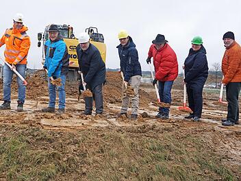 Symbolischer Spatenstich für den Schnellladepark im Gewerbegebiet „Christophsbühl“ mit (von links) Polier Roberto Dietel, Gemeinderat Hans Tischhöfer (FW), Bürgermeister Marc Benker, Florian Vetter (Leiter Standortmanagement Ladeinfrastruktur), Ge...