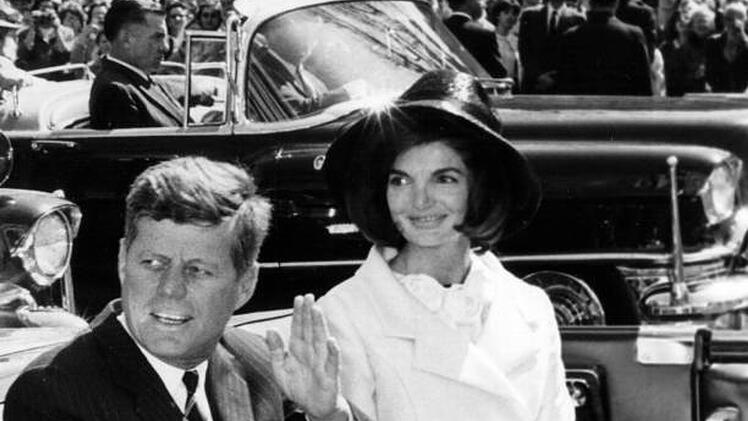 US-Präsident John F. Kennedy und Jacqueline Kennedy bei einer Parade in Washington im März 1963. Kennedy hielt seine Erbkrankheit spinale Muskelatrophie stets geheim.