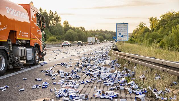 A8 bei Pforzheim: Hunderte Red-Bull-Dosen fluten Fahrbahn