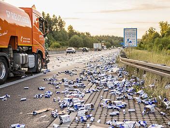 A8 bei Pforzheim: Hunderte Red-Bull-Dosen fluten Fahrbahn