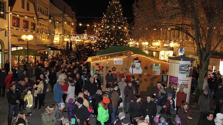 Viel los war auf dem Marktplatz zur Eröffnung des diesjährigen Weihnachtsmarktes.