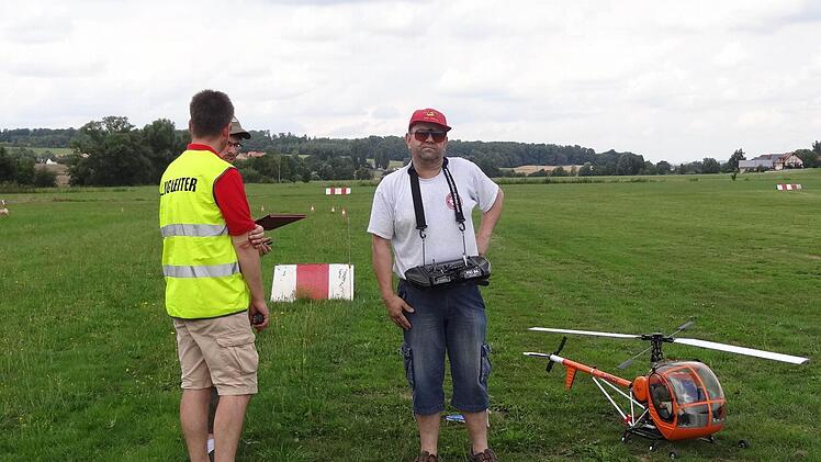 Modellfluggeräte gibt es in unterschiedlichtsten Formen: Helikopter, Quadrokopter, Segelflieger, Drohnen. Der Fantasie sind keine Grenzen gesetzt.