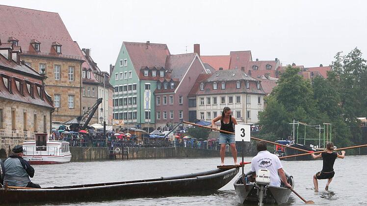Das Bamberger Sandmadla fliegt vom Schelch. Sophia Krämer (l.) triumphiert. Fotos: Rieger