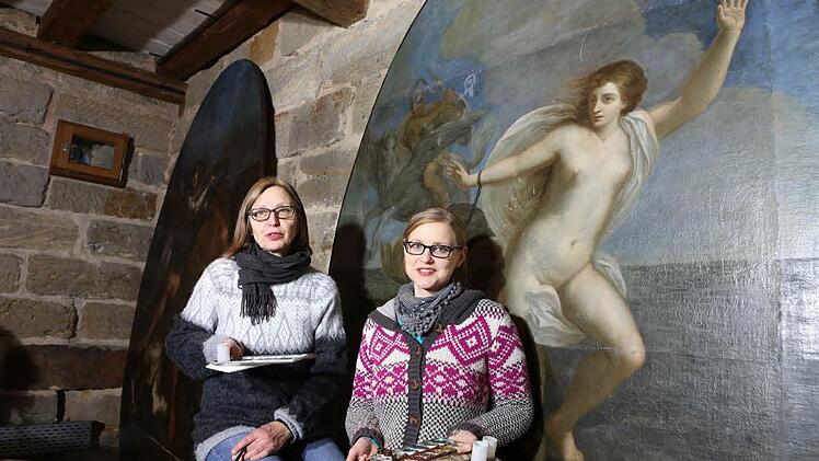 Machen nur eine kurze Pause: die Restauratorinnen in ihrem Atelier irgendwo in Forchheim. Foto: Barbara Herbst