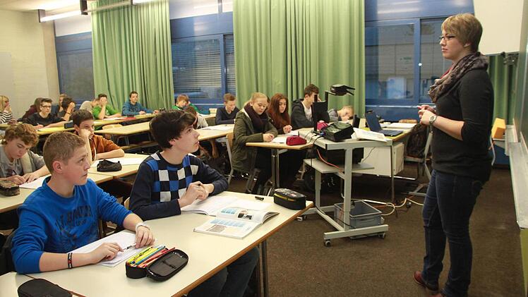 Lehrerin ist für Linda Bär der schönste Beruf. Hier unterrichtet sie evangelische Religion in der Klasse 8c der Carl-von-Linde-Realschule. Foto: Dagmar Besand