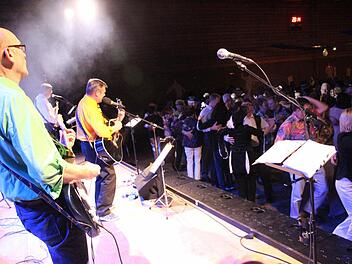 Zum 14. Mal spielten die Bodygards eine Oldie Night am Sportzentrum. Vor 20 Jahren gab es die erste. Die Begeisterung ist ungebrochen. Fotos: Heike Beudert