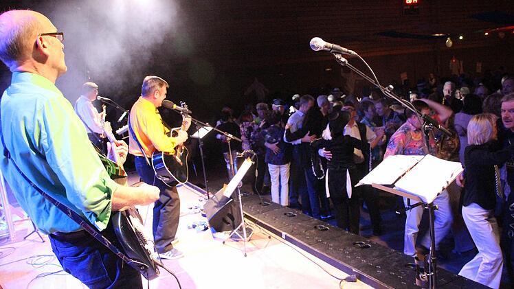 Zum 14. Mal spielten die Bodygards eine Oldie Night am Sportzentrum. Vor 20 Jahren gab es die erste. Die Begeisterung ist ungebrochen. Fotos: Heike Beudert
