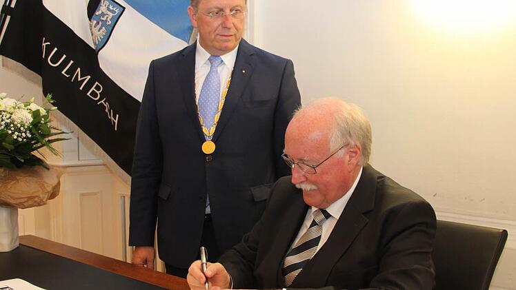 Wilhelm Wennig trägt sich ins Goldene Buch der Stadt ein. Foto: Stephan Tiroch