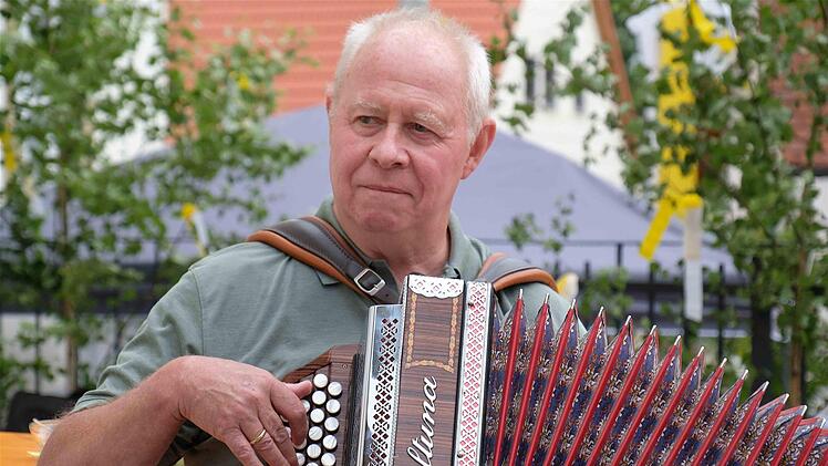 Der "Ziiech Sepp" spielt.Foto: Gerd Schaar