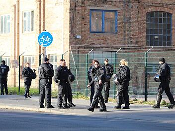 Vor dem Pokalspiel in Rostock kam es zu Schlägereien zwischen den Lagern beider Ultras. Die Polizei gab nun Details zu den Ermittlungen bekannt.  Foto: Stefan Tretropp/dpa