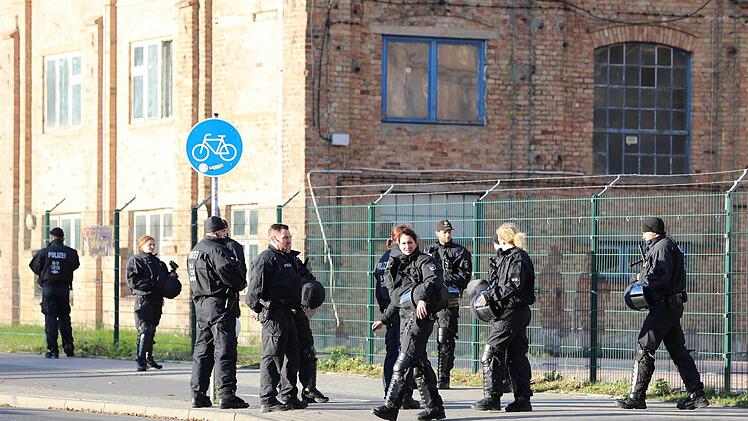 Vor dem Pokalspiel in Rostock kam es zu Schlägereien zwischen den Lagern beider Ultras. Die Polizei gab nun Details zu den Ermittlungen bekannt.  Foto: Stefan Tretropp/dpa