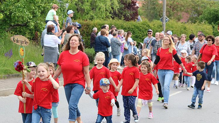Sogar der Kindergarten war beim Festumzug dabei. Foto: Dieter Britz