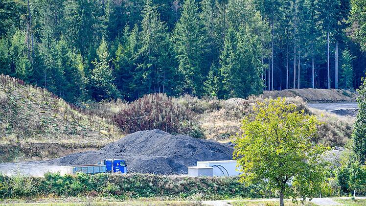 Wenige Minuten später kommt der Laster entleert von der angrenzenden Deponie zurück.