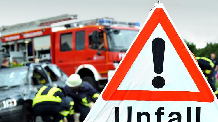 Zwischen Maßbach und Rothausen ereignete sich am Freitag ein Unfall, bei dem zwei Menschen schwer verletzt wurden. Symbolfoto: Stefan K?rber/Adobe Stock