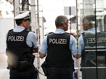 Die Polizei suchte zwei M&auml;dchen. Die beiden Jugendlichen waren ungef&auml;hr eine Woche lang verschwunden und vermutlich gemeinsam unterwegs. In Frankfurt am Main wurde die Polizei f&uuml;ndig. Foto: Andreas Arnold/dpa / Fotos: Polizei